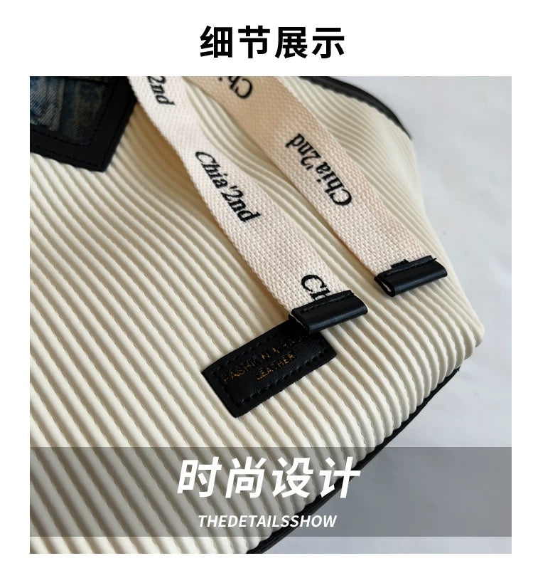 Large capacity shoulder bag with twilly