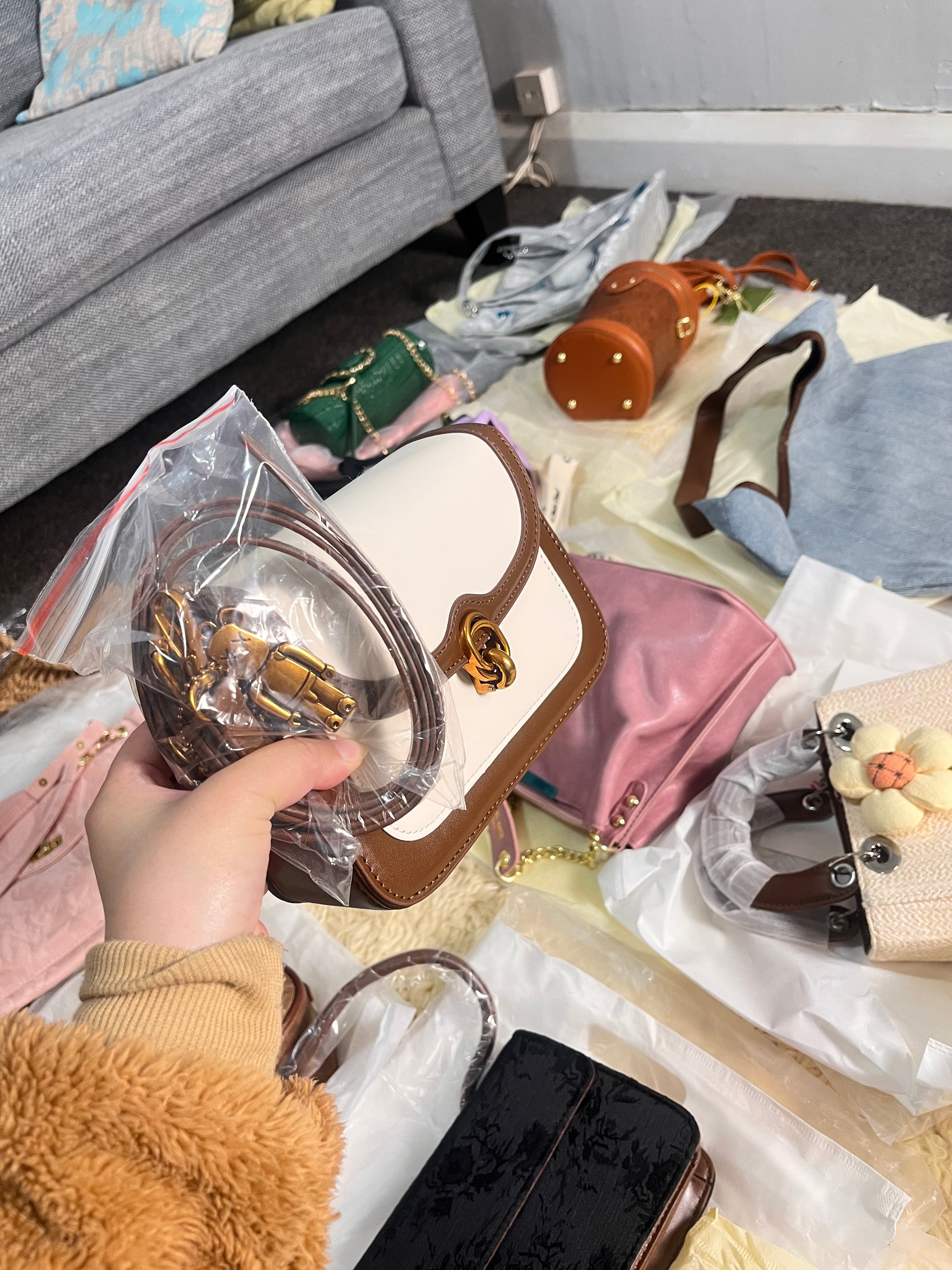 Leather crossbody bag with cute keychain