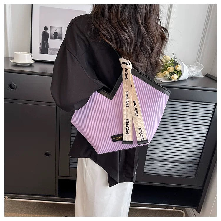 Large capacity shoulder bag with twilly