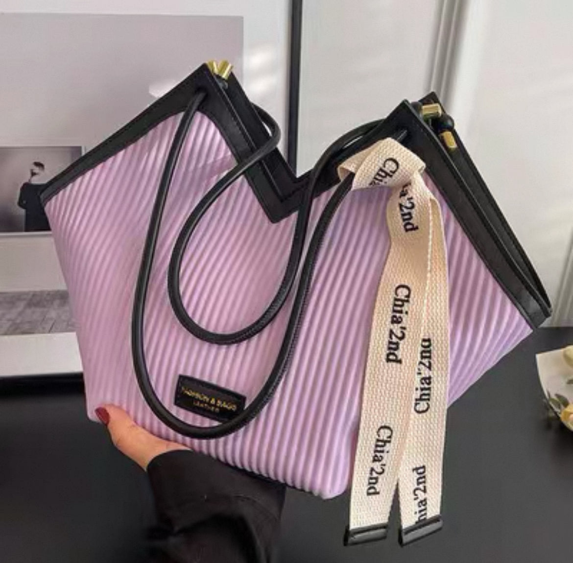 Large capacity shoulder bag with twilly
