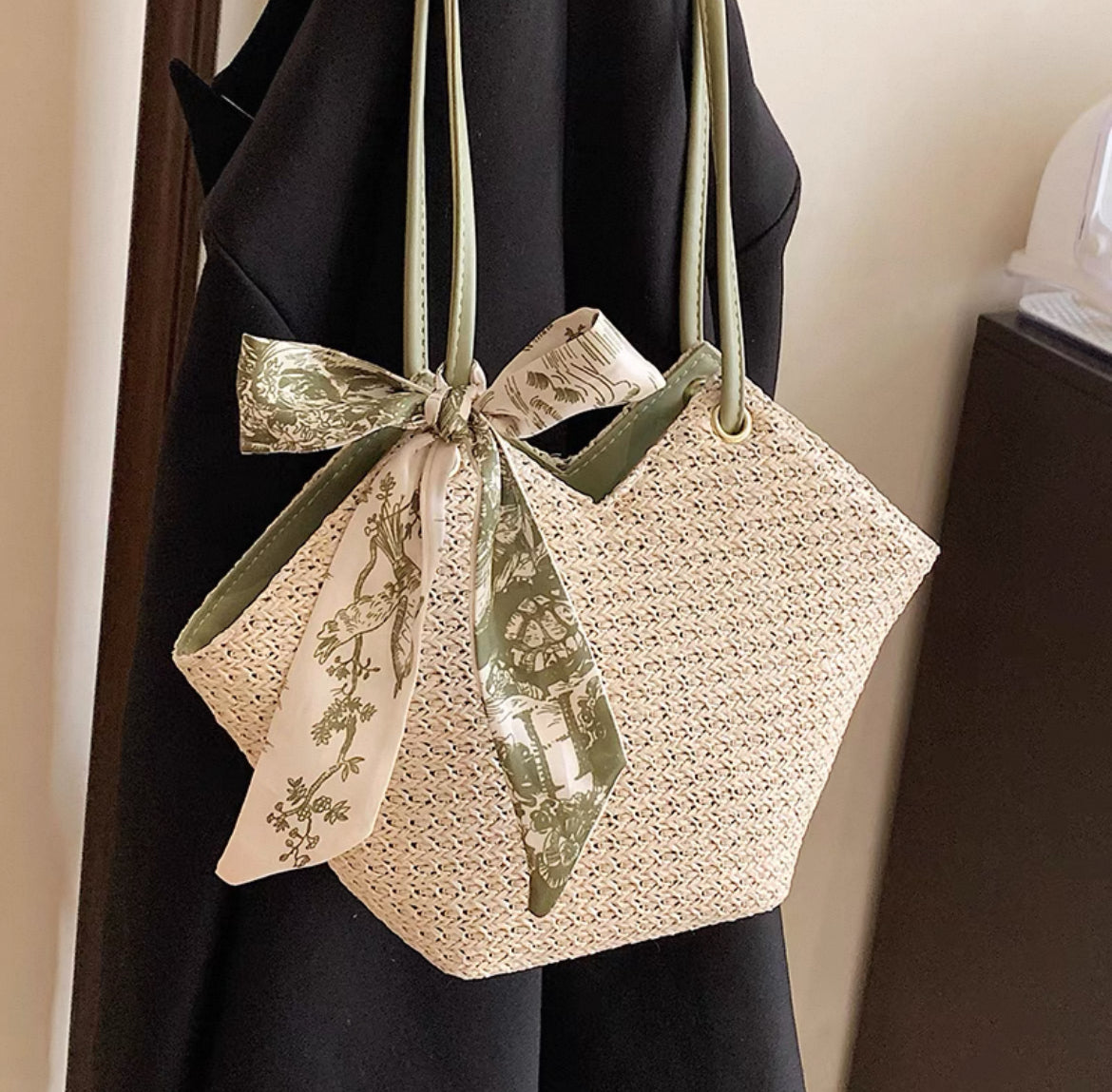 Gorgeous Hand woven straw shoulder bag with free twilly