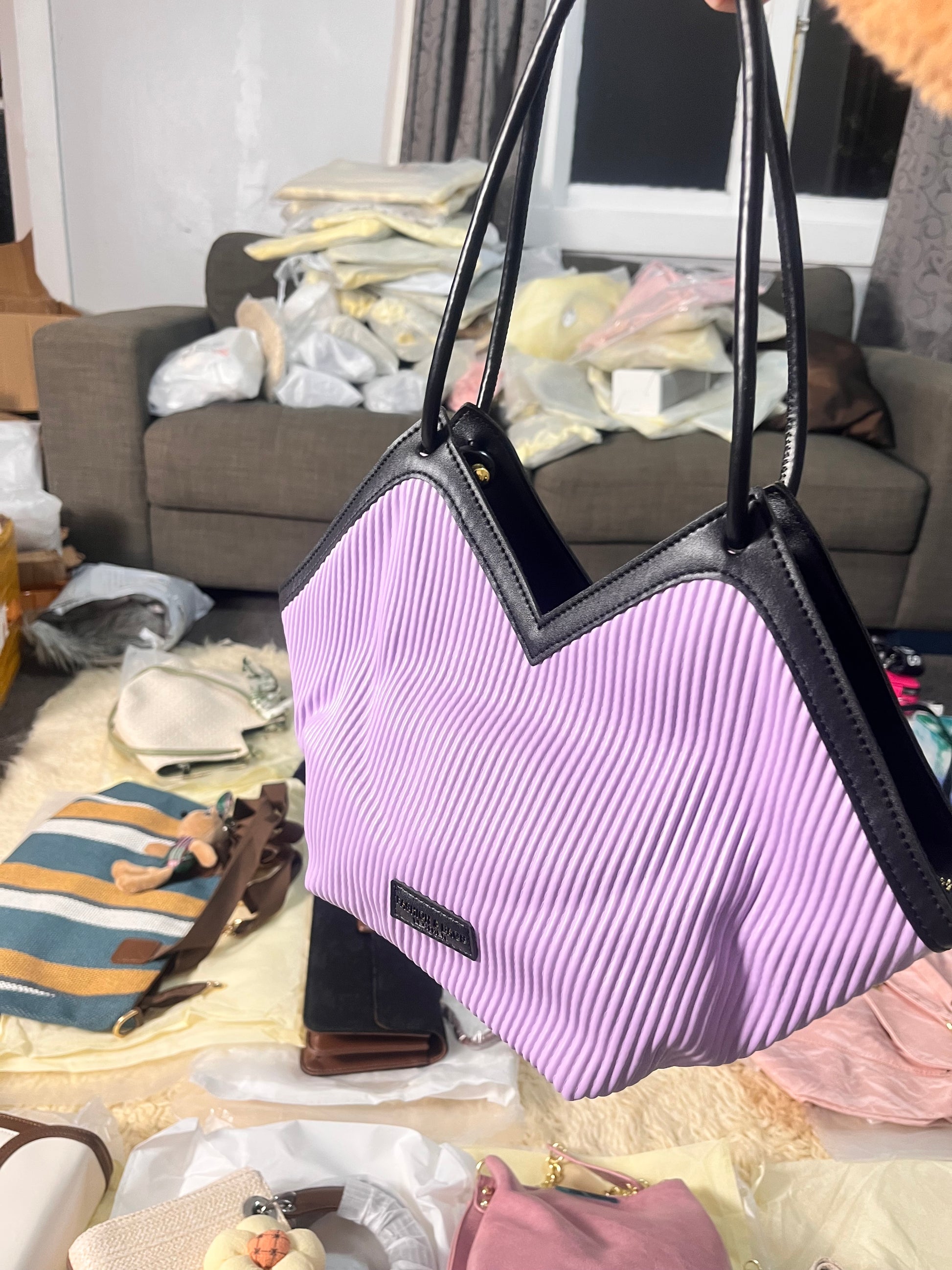 Large capacity shoulder bag with twilly