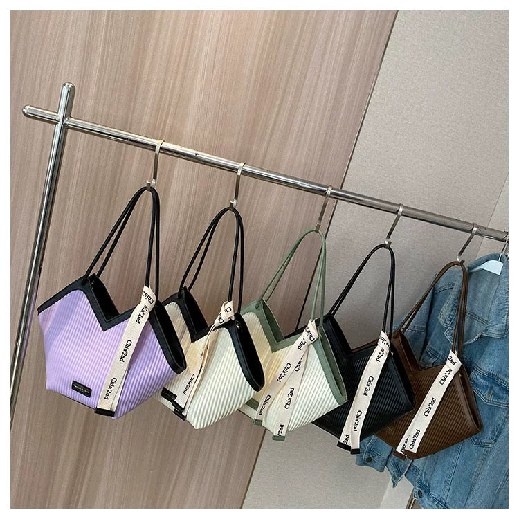 Large capacity shoulder bag with twilly