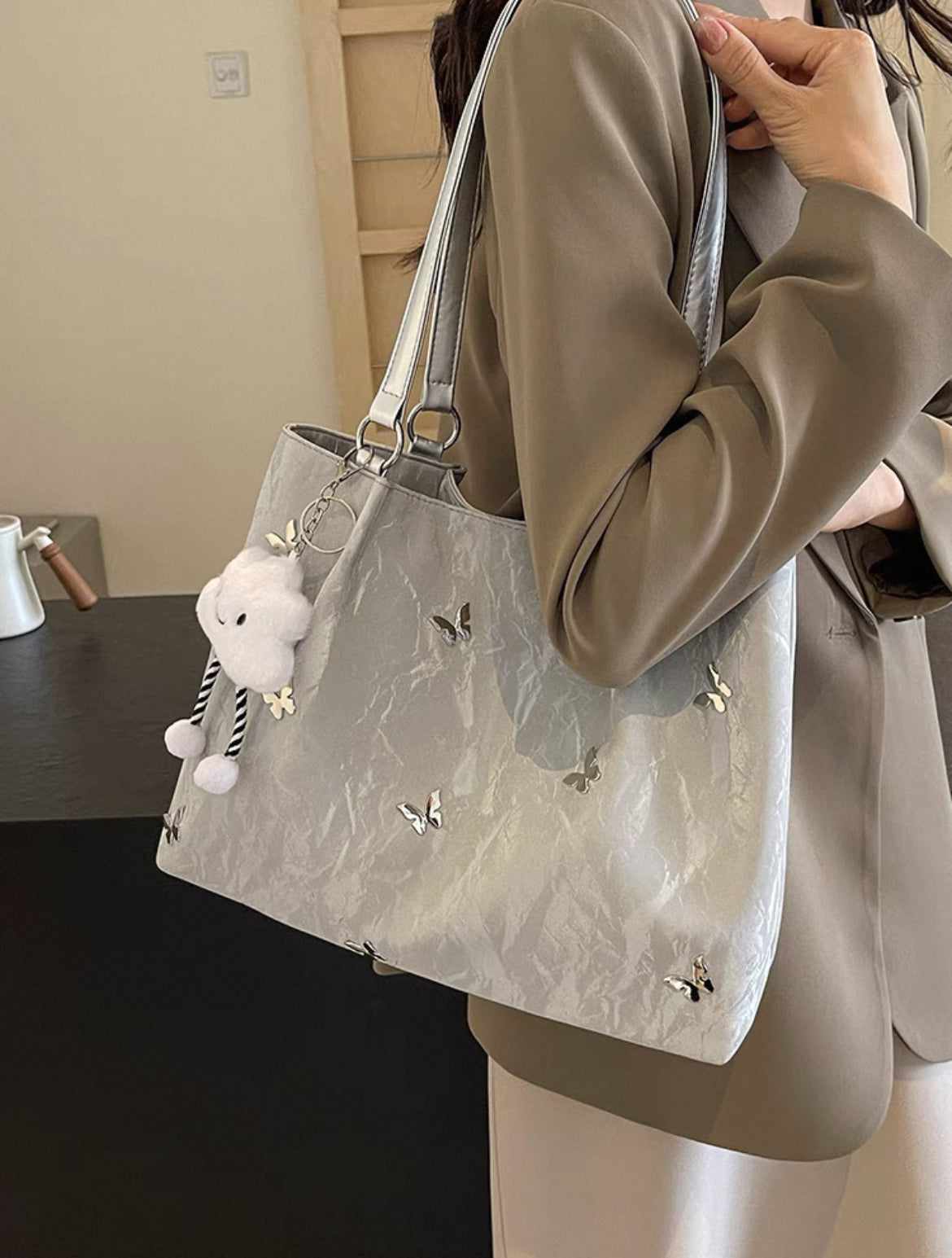 Tote Bag Large Capacity 2025 High-End Shoulder Bag, College and professional With ornaments/keychains