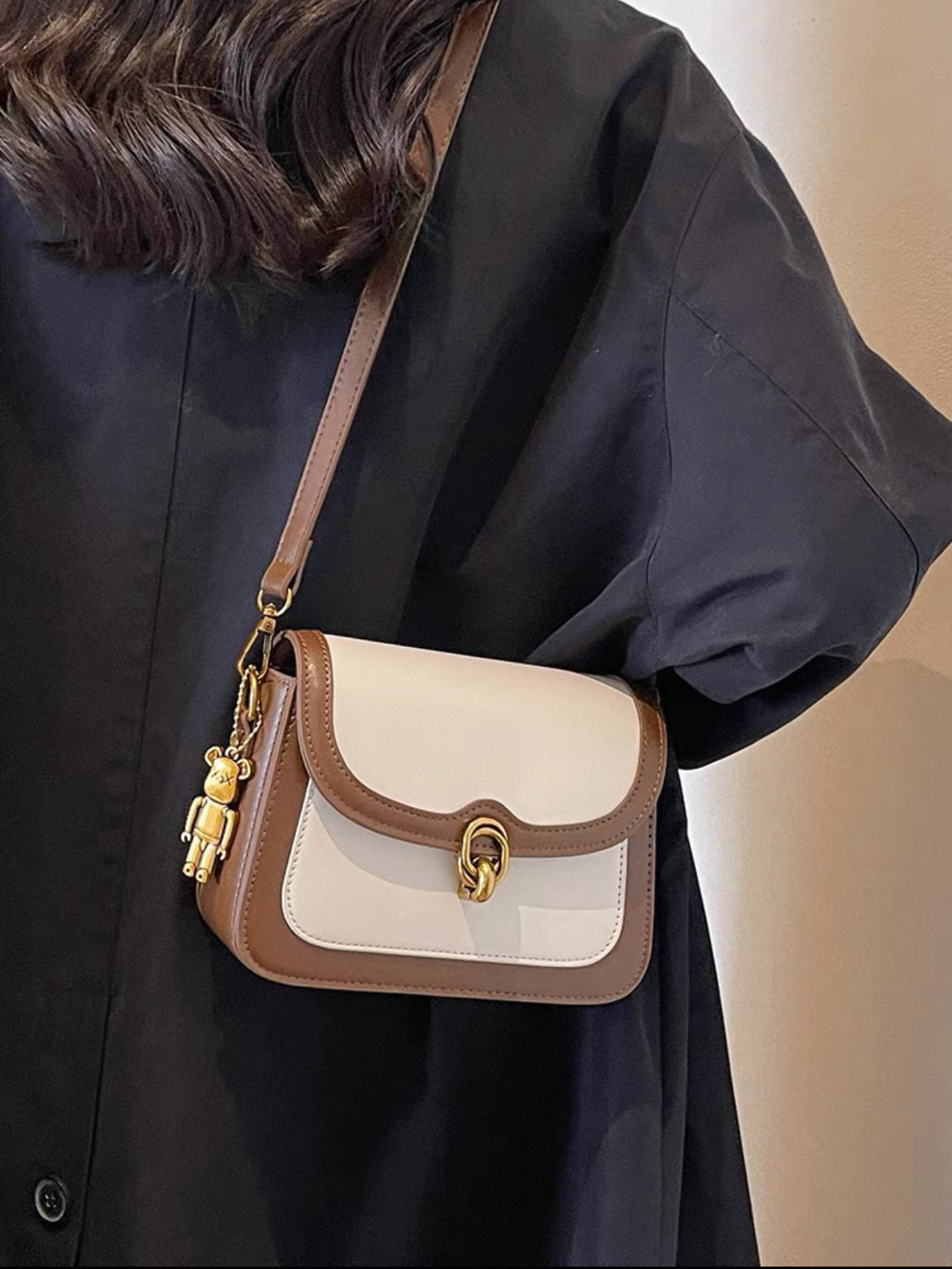 Leather crossbody bag with cute keychain