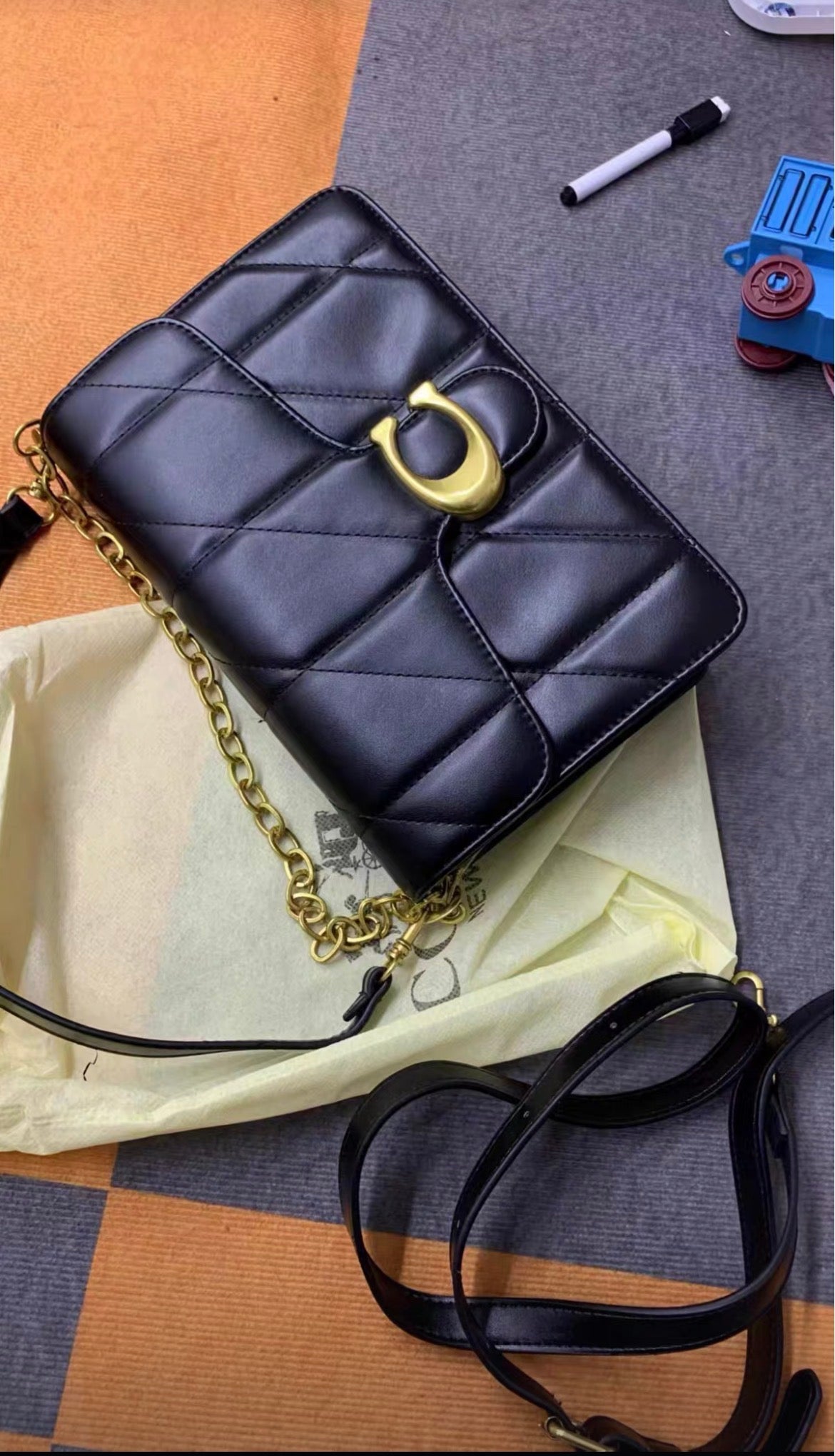 Pre order Coach versatile shoulder crossbody bag