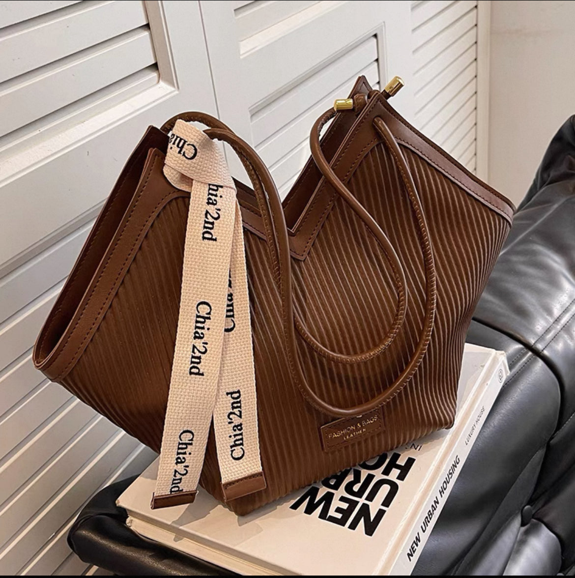 Large capacity shoulder bag with twilly