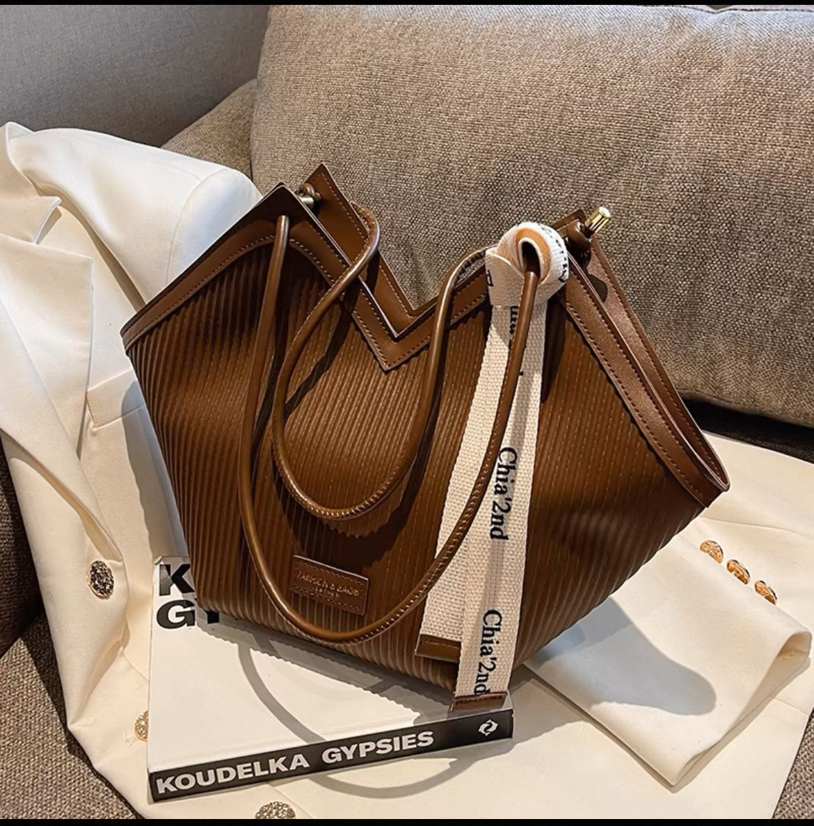 Large capacity shoulder bag with twilly