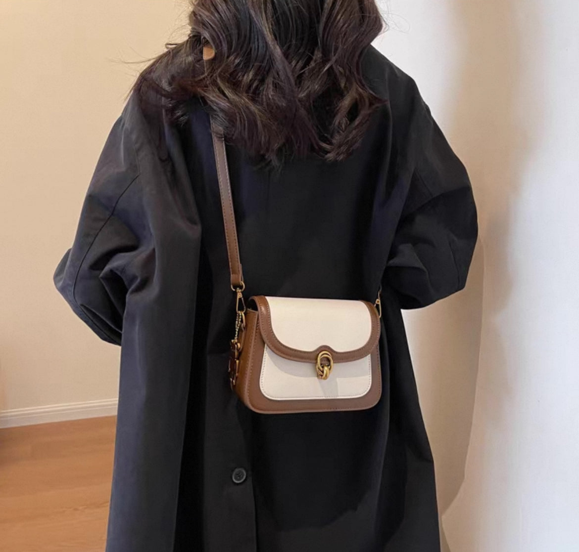 Leather crossbody bag with cute keychain