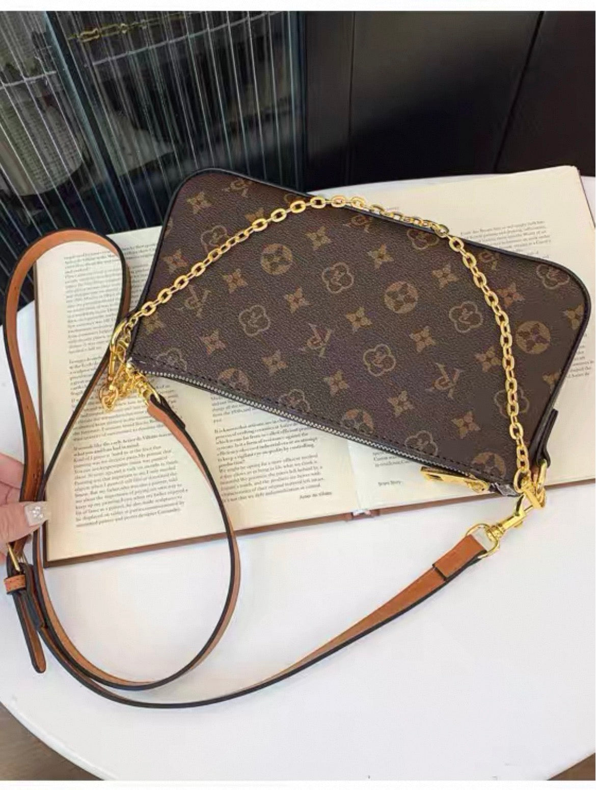 LV pochette