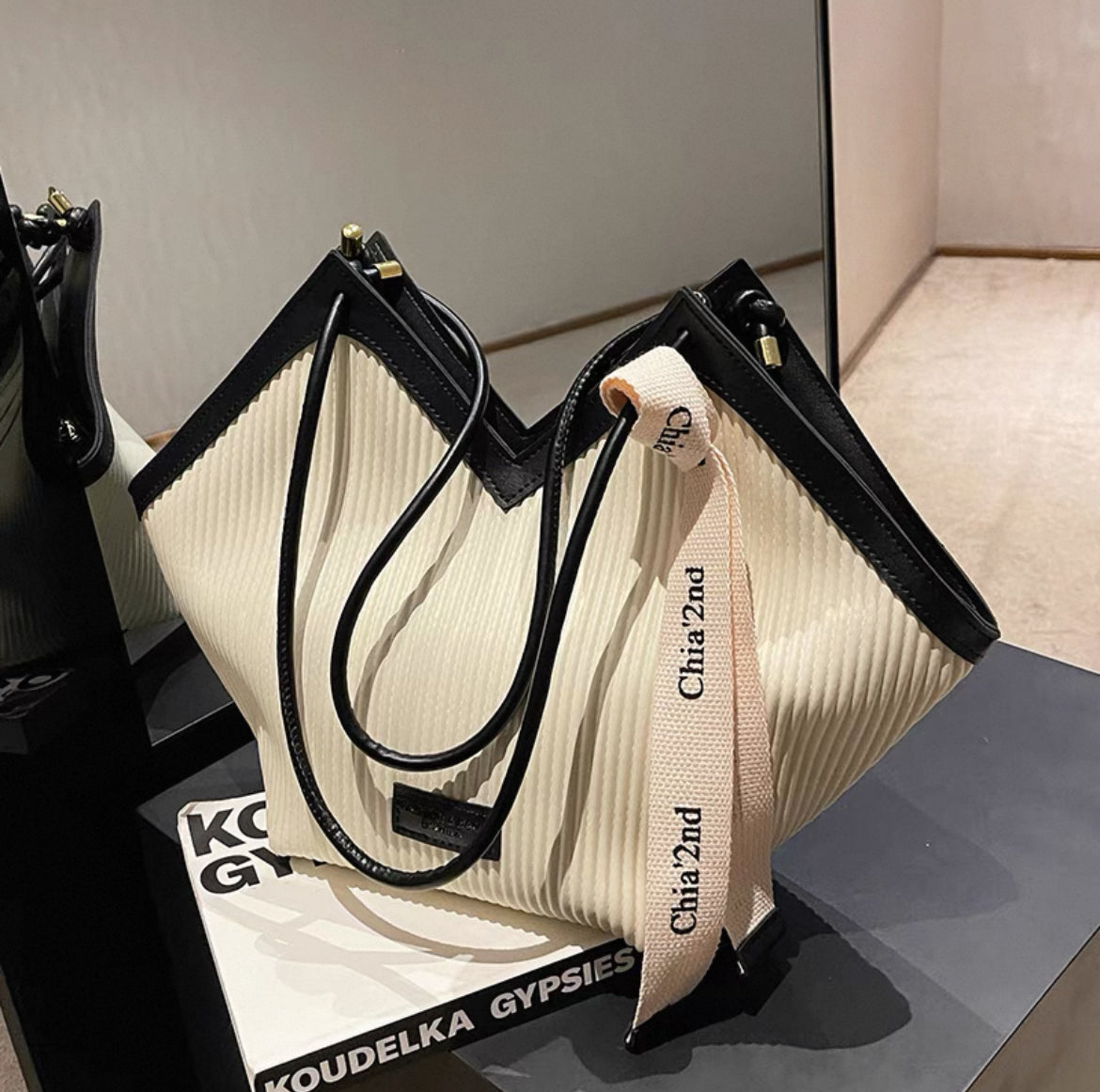 Large capacity shoulder bag with twilly