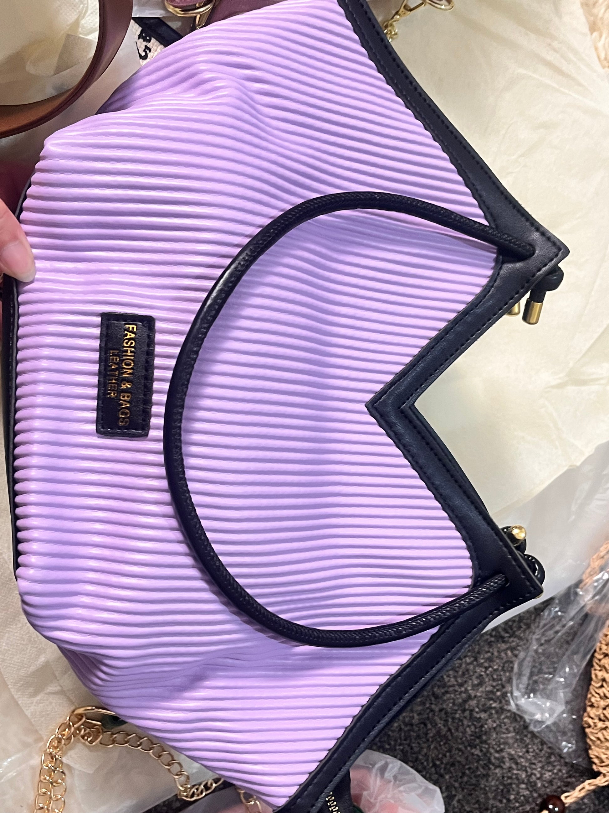 Large capacity shoulder bag with twilly