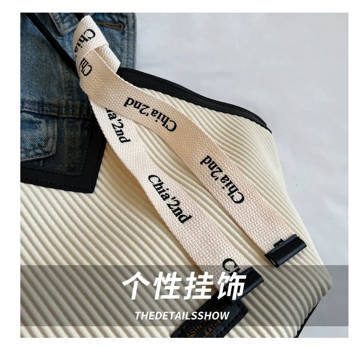 Large capacity shoulder bag with twilly