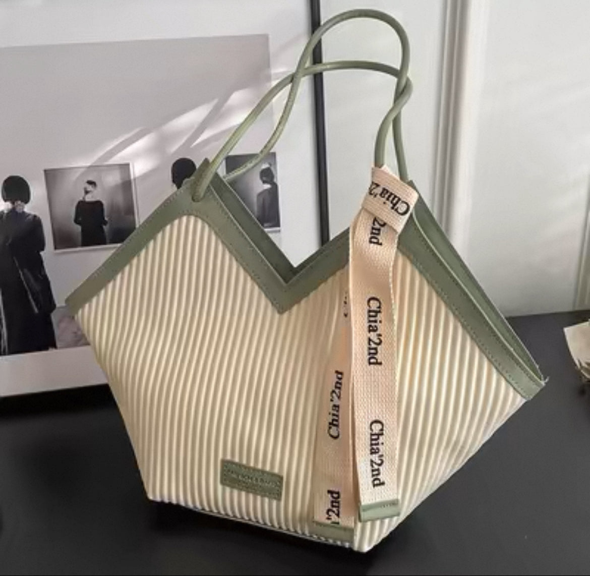 Large capacity shoulder bag with twilly
