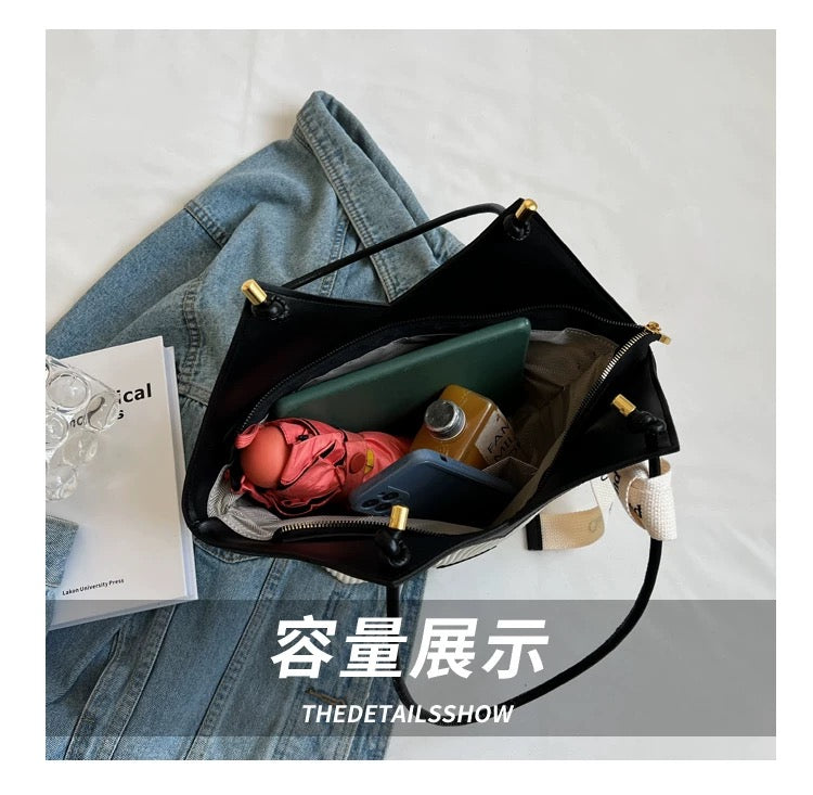 Large capacity shoulder bag with twilly