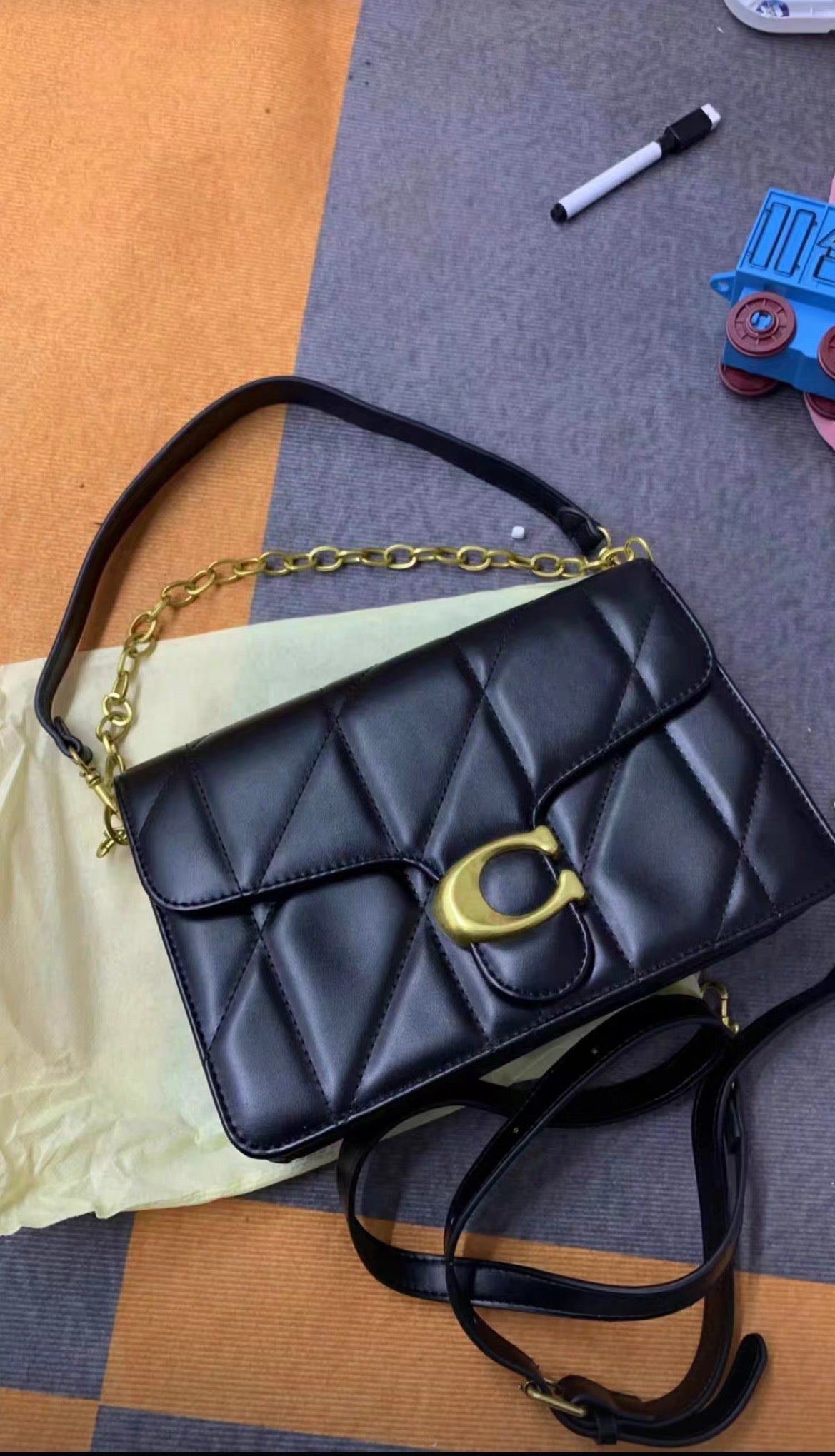 Pre order Coach versatile shoulder crossbody bag