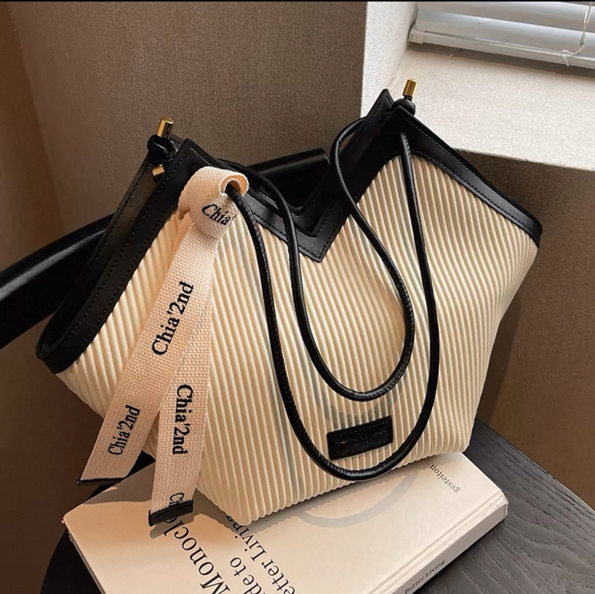 Large capacity shoulder bag with twilly