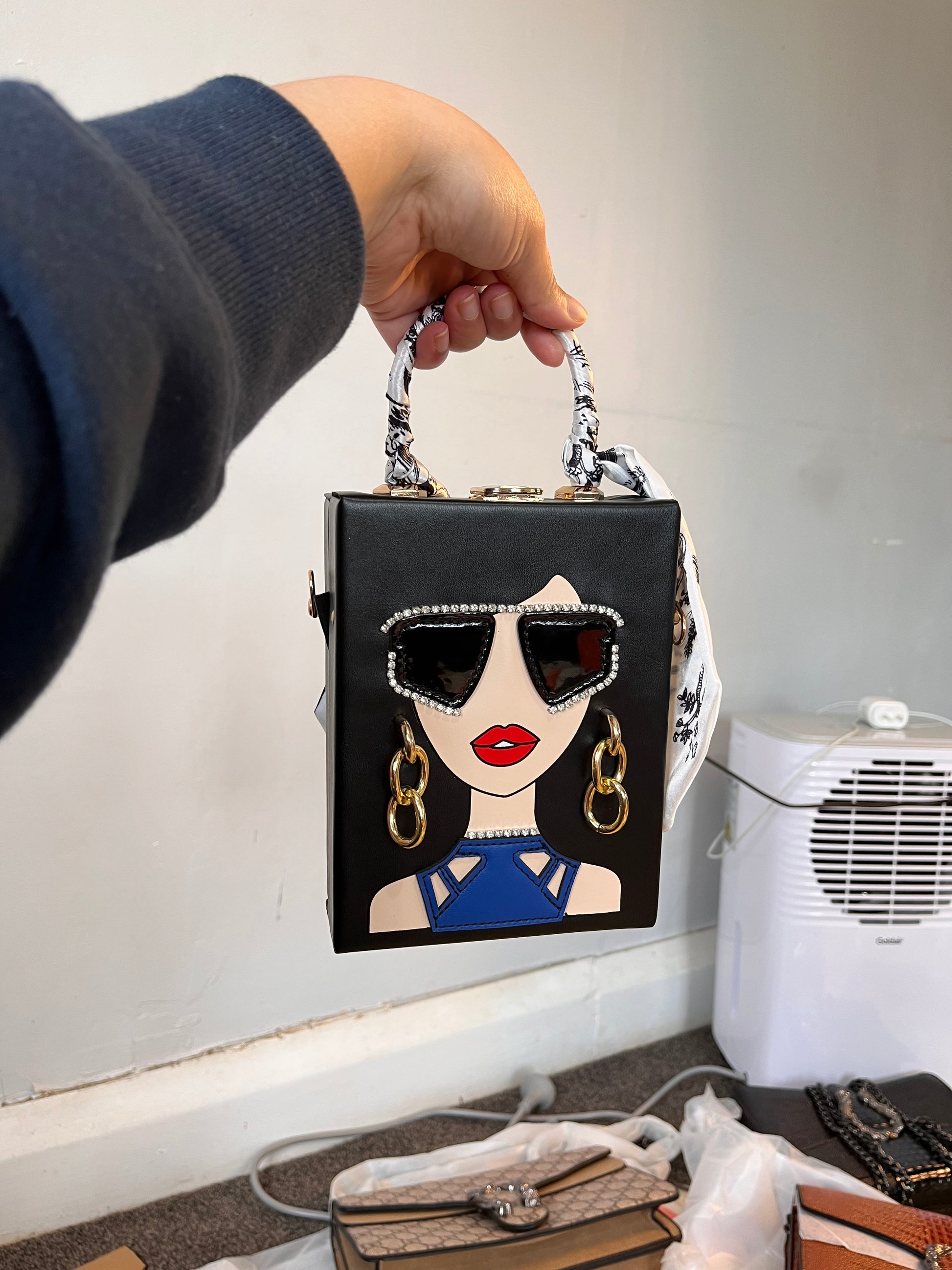 Elegant hard type Face bag hancarry or crossbody
