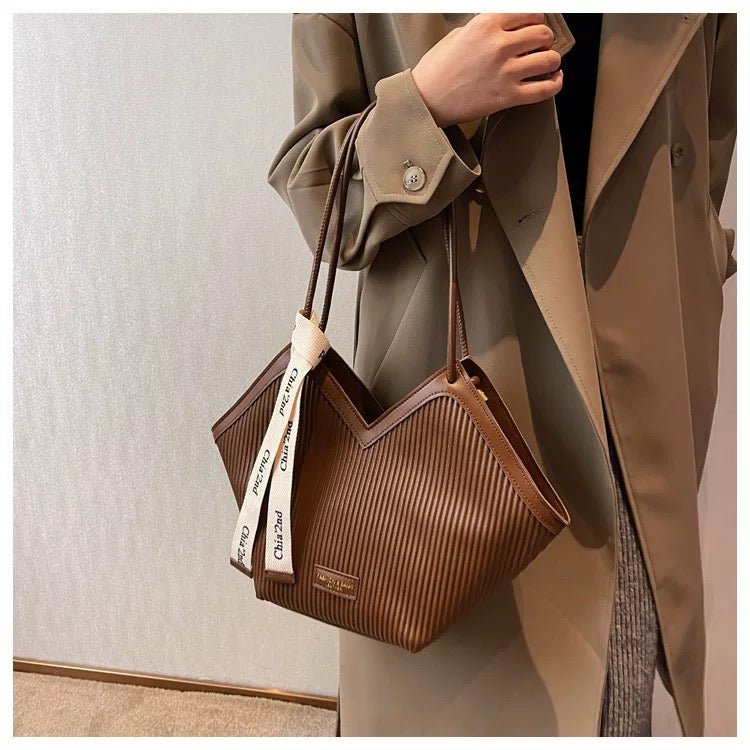 Large capacity shoulder bag with twilly