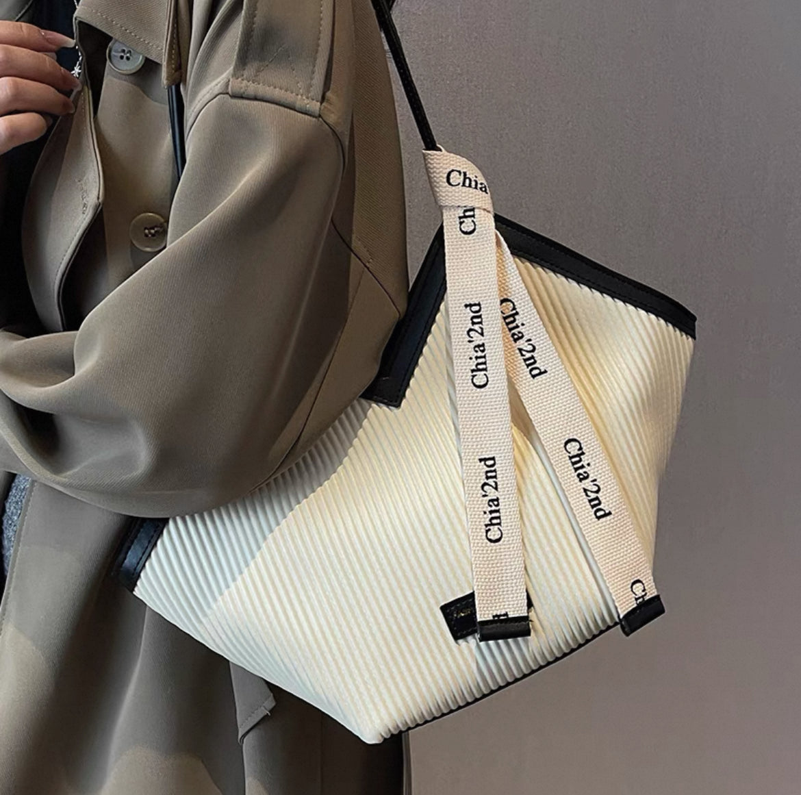 Large capacity shoulder bag with twilly