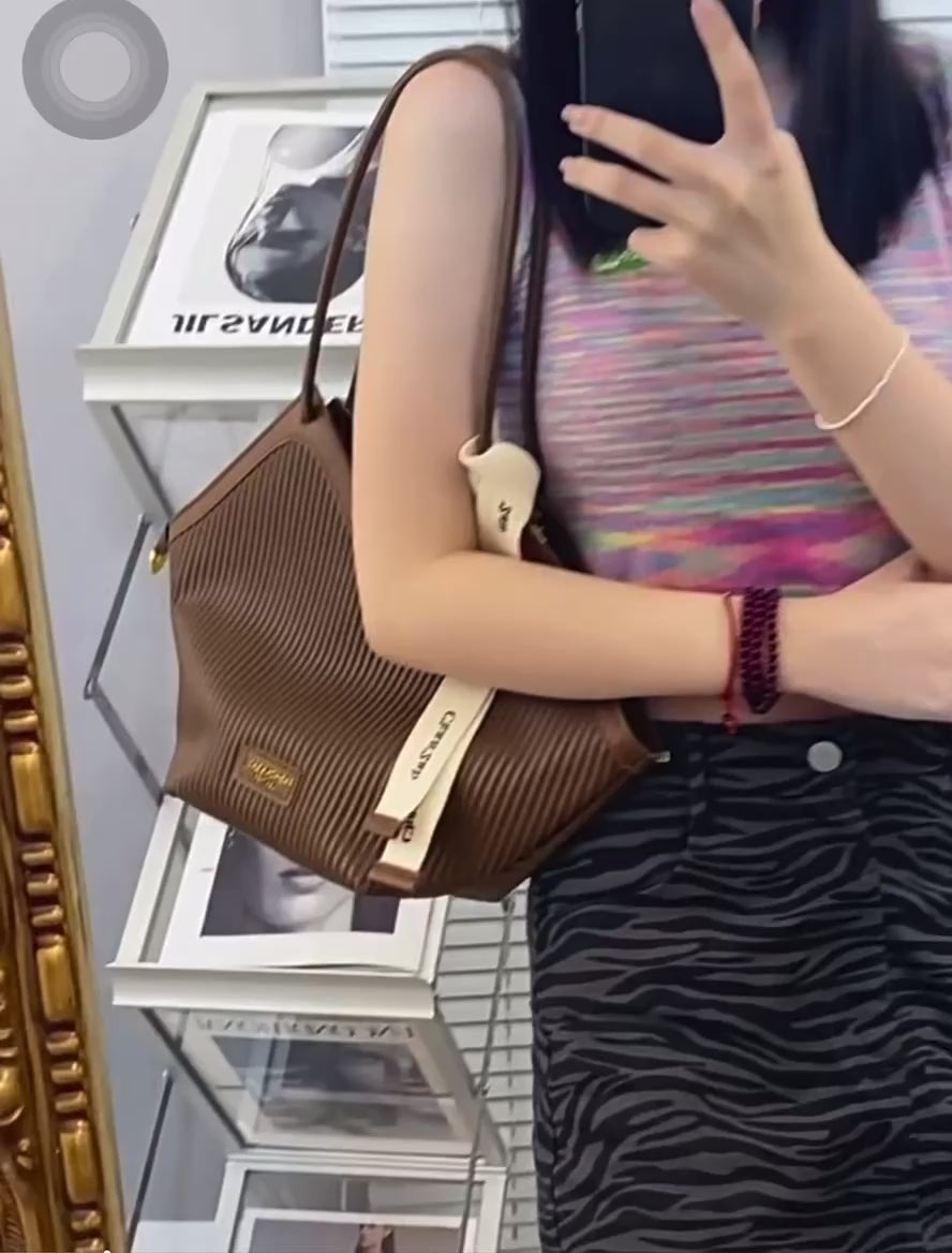 Large capacity shoulder bag with twilly